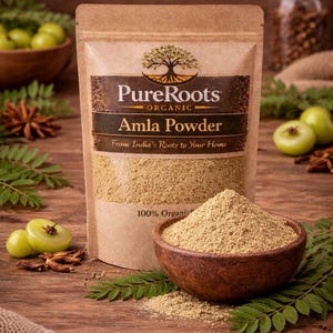 Puede incluir: Una bolsa de papel marrón de PureRoots Organic Amla Powder, con un cuenco de madera lleno del polvo. La bolsa y el cuenco están sobre una superficie de madera, rodeados de hojas verdes y pequeñas frutas verdes. El texto "Amla Powder" es visible.