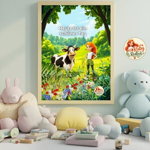 Könnte beinhalten: Gerahmter Kunstdruck mit einer Cartoon-Illustration einer Kuh und eines Mädchens in einer Wiese, mit dem Text "Heute ist ein schöner Tag." Die Szene spielt in einer bunten Wiese mit Blumen und Bäumen, mit einem Ruby Redlock-Logo.