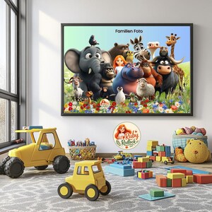 Könnte beinhalten: Ein gerahmter Druck mit Zeichentricktieren, darunter ein Elefant, ein Nilpferd und eine Giraffe, mit dem Text "Familien Foto". Gelbe Spielzeug-LKWs und bunte Bausteine liegen auf einem grauen Teppich.