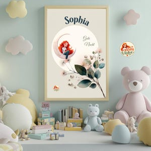 Könnte beinhalten: Ein gerahmter Druck mit dem Namen "Sophia" in marineblauer Schrift. Er zeigt ein Mädchen mit roten Haaren auf einem Mond, mit den Worten "Gute Nacht" und floralen Details. Der Rahmen ist hellbeige. Geeignet für ein Kinderzimmer.