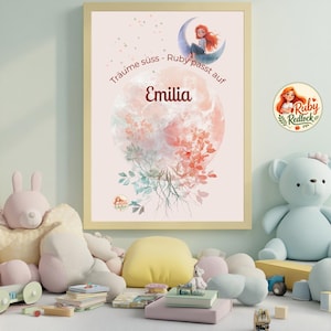 Könnte beinhalten: Gerahmter Kunstdruck mit einem verträumten Design. Er zeigt einen großen, rosa-orangenen Mond mit dem Namen "Emilia". Der Text "Träume süss - Ruby passt auf" und eine Illustration eines Mädchens auf einem Mond sind ebenfalls enthalten.