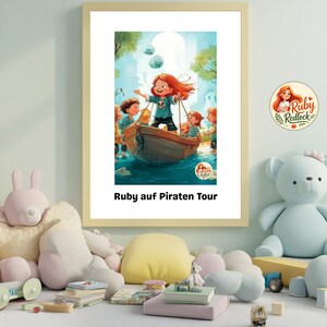 Peut inclure: Illustration encadrée représentant un groupe d'enfants sur un bateau, mené par une fille aux cheveux roux. L'œuvre est placée devant un arrière-plan d'arbres et d'eau, avec le texte "Ruby auf Piraten Tour" en bas.
