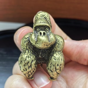 Vintage mässingsgorillafigur djur handhållen hänge te husdjur skrivbordsprydnad samlardekor