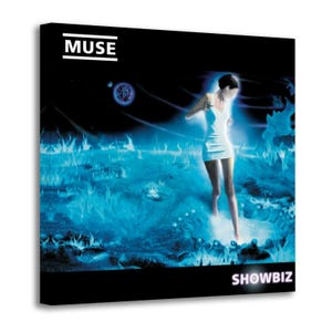 Peut inclure: Une impression sur toile carrée représentant la pochette de l'album Showbiz de Muse. L'illustration montre une silhouette en robe blanche debout dans un paysage bleu lumineux avec des effets de lumière éthérés, un ciel sombre et le texte MUSE en haut et SHOWBIZ en bas.