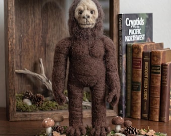 Naaldvilten Bigfoot-sculptuur, wollen Sasquatch Cryptid Woodland Art