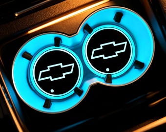 Lampki samochodowe LED Chevrolet do uchwytów na kubki | 7-kolorowe podstawki z logo zmieniającym kolor dla właścicieli Chevroleta | Podświetlany RGB dodatek do wnętrza samochodu – prezent