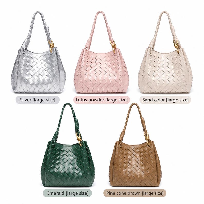 Peut inclure: Cinq grands sacs hobo avec un motif tress&eacute; et des bandouli&egrave;res tress&eacute;es. Les sacs sont disponibles en argent, poudre de lotus, couleur sable, &eacute;meraude et brun pomme de pin. Chaque sac pr&eacute;sente un connecteur en m&eacute;tal dor&eacute; sur la sangle.