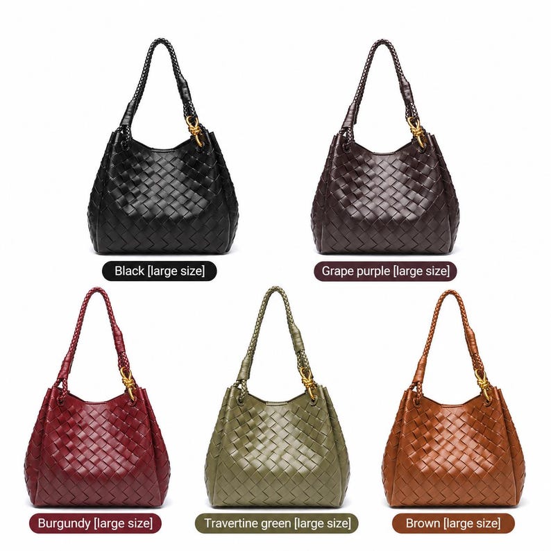 Peut inclure: Cinq grands sacs hobo avec un motif tress&eacute;, chacun dot&eacute; d'une bandouli&egrave;re tress&eacute;e unique fix&eacute;e par des &eacute;l&eacute;ments m&eacute;talliques dor&eacute;s. Les sacs sont disponibles en noir, violet raisin, bordeaux, vert travertin et marron.