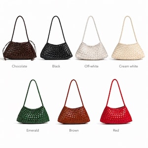 Pode incluir: Uma cole&ccedil;&atilde;o de bolsas de ombro tecidas em v&aacute;rias cores, incluindo chocolate, preto, branco sujo, creme, esmeralda, castanho e vermelho. Cada bolsa apresenta uma al&ccedil;a tran&ccedil;ada e uma forma trapezoidal, com os nomes das cores exibidos.