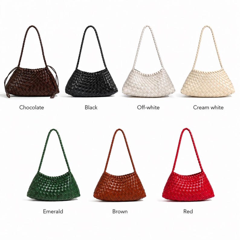 Pode incluir: Uma cole&ccedil;&atilde;o de bolsas de ombro tecidas em v&aacute;rias cores, incluindo chocolate, preto, branco sujo, creme, esmeralda, castanho e vermelho. Cada bolsa apresenta uma al&ccedil;a tran&ccedil;ada e uma forma trapezoidal, com os nomes das cores exibidos.