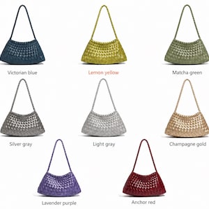 Pode incluir: Cole&ccedil;&atilde;o de bolsas tecidas em v&aacute;rias cores, incluindo azul vitoriano, amarelo lim&atilde;o, verde matcha, cinza prateado, cinza claro, ouro champanhe, roxo lavanda e vermelho &acirc;ncora. Cada bolsa tem uma al&ccedil;a tran&ccedil;ada.