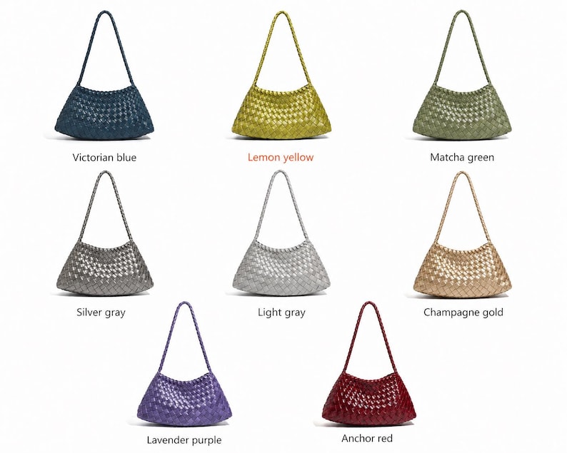 Pode incluir: Cole&ccedil;&atilde;o de bolsas tecidas em v&aacute;rias cores, incluindo azul vitoriano, amarelo lim&atilde;o, verde matcha, cinza prateado, cinza claro, ouro champanhe, roxo lavanda e vermelho &acirc;ncora. Cada bolsa tem uma al&ccedil;a tran&ccedil;ada.