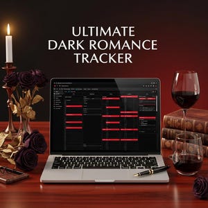 Pu&ograve; includere: Un computer portatile che mostra un foglio di calcolo intitolato ULTIMATE DARK ROMANCE TRACKER, circondato da una candela accesa, rose rosso scuro, un calice di vino rosso e libri vintage impilati su una superficie in legno con una penna.