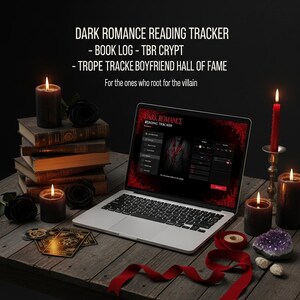 Pu&ograve; includere: Un portatile che mostra un Dark Romance Reading Tracker con registro libri, cripta TBR e tracker dei tropi. Lo schermo mostra il testo Dark Romance Reading Tracker. Attorno al portatile ci sono libri impilati, candele nere e rosse, carte dei tarocchi, un nastro rosso e un cristallo viola su una superficie in legno.