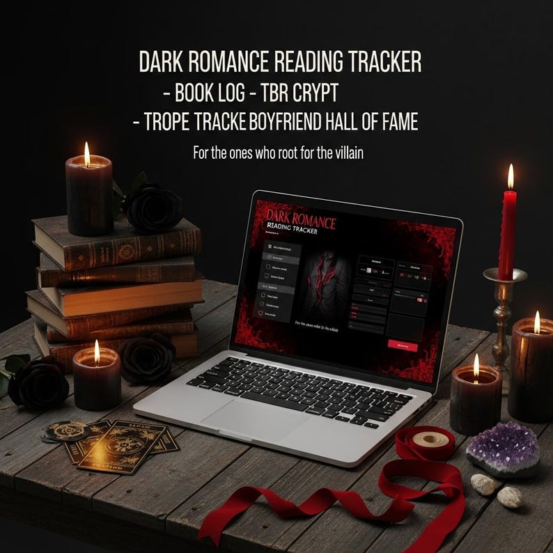 Pu&ograve; includere: Un portatile che mostra un Dark Romance Reading Tracker con registro libri, cripta TBR e tracker dei tropi. Lo schermo mostra il testo Dark Romance Reading Tracker. Attorno al portatile ci sono libri impilati, candele nere e rosse, carte dei tarocchi, un nastro rosso e un cristallo viola su una superficie in legno.