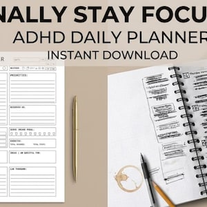 Puede incluir: Se muestra un cuaderno abierto con encuadernación en espiral y una hoja de planificación diaria. El planificador incluye secciones para listas de tareas, prioridades y notas. También se ven un bolígrafo dorado y una planta suculenta. El texto dice "FINALLY STAY FOCUSED ADHD DAILY PLANNER INSTANT DOWNLOAD."