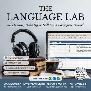Könnte beinhalten: Ein digitales Produkt mit dem Titel THE LANGUAGE LAB, bestehend aus einem Stapel alter Bücher, schwarzen Over-Ear-Kopfhörern, einer Kaffeetasse aus Glas und einem Laptop mit einer Tabelle namens Vocabulary Log. Text enthält 50 Duolingo Tabs Open.