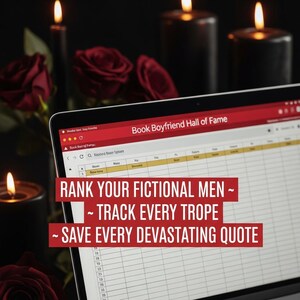 Pu&ograve; includere: Uno schermo di un portatile mostra un foglio di calcolo intitolato Book Boyfriend Hall of Fame con il testo: RANK YOUR FICTIONAL MEN ~ TRACK EVERY TROPE ~ SAVE EVERY DEVASTATING QUOTE. Lo sfondo presenta rose rosso scuro e candele nere accese.