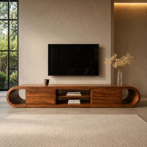 Puede incluir: Un mueble de televisión bajo y alargado de madera marrón con vetas visibles, que cuenta con dos juegos de cajones apilados en los laterales y una estantería central abierta. Los extremos del mueble se curvan hacia adentro creando espacios.