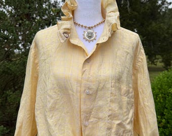 Camisa abotonada con volantes, reciclada y única - Camisa vintage rediseñada - Hecha a mano original