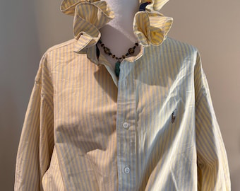 Camisa abotonada con volantes, reciclada y única - Camisa vintage rediseñada - Hecha a mano original