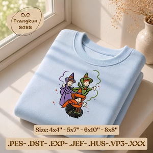 Könnte beinhalten: Hellblaues Sweatshirt mit gesticktem Design von drei Cartoon-Hexen in lila, grünen und orangefarbenen Outfits. Das Sweatshirt hat den Text "Trangkun 8088" und Größenangaben von 10.16cm x 10.16cm bis 20.32cm x 20.32cm.