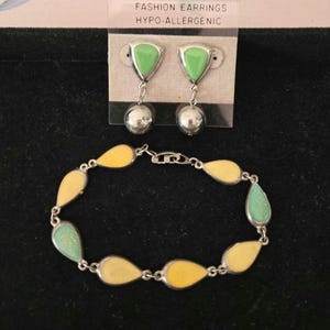 Lot von 2 Stück SIGNED Silber Ton Vintage Armband und UNSIGNED Grün Vintage Ohrringe Markiert Vintage Schmuck Schmuck Set Geschenk für Sie