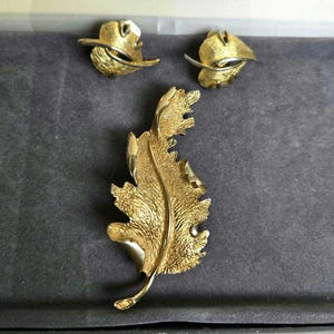 Lot of 2: Signed Vintage Brooch Leaf And Unsigned Clip On Earrings Gold Tone Vintage Jewelry Jewellery Leaves Hope Chest Gift For Her Woman