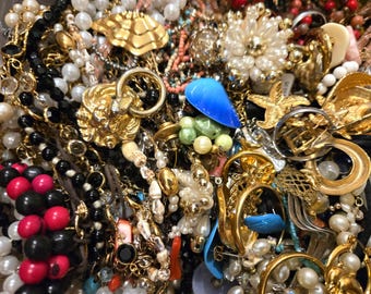 Mystery Lot, Vintage Jewelry 5 pcs, Wearable, Signed, Vintage To Now, Earrings, Necklace, Jewellery Lot One Signed, Surprise Grab Bag