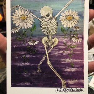 Skeleton and daisy print