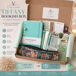 Könnte beinhalten: Eine Tiffany Bookish Box mit einem A5-Notizbuch mit türkisfarbenem Einband, einem Federmäppchen mit Buchrücken-Druck, zwei Stiften, einer Leseliste, Aufklebern und grünen herzförmigen Büroklammern. Die Box enthält verschiedene Schreibwarenartikel.