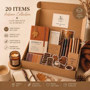 Op de afbeelding: Een kartonnen geschenkdoos met 20 items voor een herfstcollectie, waaronder een bruin A5-notitieboek met een blaadjesbedel, een leeslijstkaart, pennen, stickers van boeken en meubels, een kaars en paperclips in warme bruintinten.
