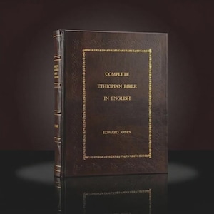 Può includere: Un libro con copertina rigida in pelle marrone scuro intitolato "COMPLETE ETHIOPIAN BIBLE IN ENGLISH" di Edward Jones. La copertina presenta scritte dorate e un bordo dorato decorativo. Anche il dorso del libro ha scritte dorate.