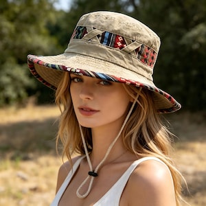 Sombrero tipo cubo de ala ancha estilo boho con parche de cuero personalizado y bordado, sombrero de sol ajustable con lavado vintage y nombre personalizado.