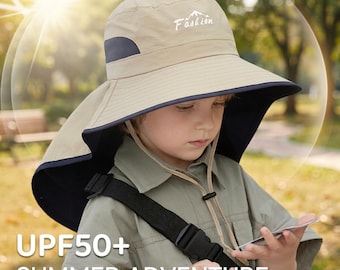 Puede incluir: Un sombrero de sol beige con ala ancha, parte inferior azul oscuro y protector de nuca. El frente presenta la palabra Fashion con un gráfico de montaña. Incluye una correa de barbilla ajustable con cierre y paneles laterales azul oscuro.