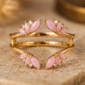 Ringförstärkare i 14K guld med rosa opal, ringskyddslinda med markisblomma, dubbel böjd vigselring, unik jubileumspresent till henne