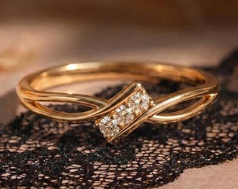 繊細なモアッサナイトのプロミスリング、ミニマルなスリーストーンのゴールドバンド、繊細なクロスオーバーアニバーサリージュエリー、ガールフレンドへのロマンチックなギフト