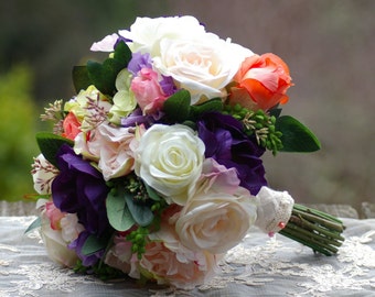 Bouquet de mariée arc-en-ciel de mariage de fleurs sauvages des prairies de printemps colorés rose pêche violet