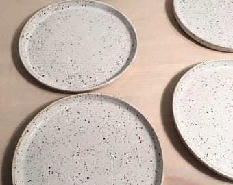 手作りの斑点模様のセラミック製朝食プレート – カスタマイズ可能な職人技の食器セット（3サイズ）
