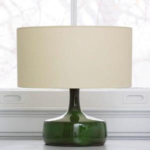 Verdant Glow Lamp – Handmålad keramik