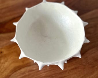 ミディアムサイズのコンク磁器ボウル：白いセラミック製サービングボウル
