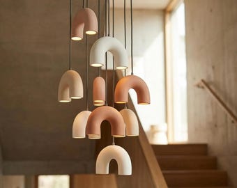 モダンで芸術的なインテリアにぴったりの、遊び心あふれる彫刻的なセラミック製シャンデリア
