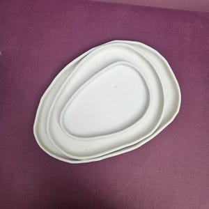 Oregelbunden tallrik, set om 3 – Handgjord och handmålad keramisk tallrik | Anpassningsbar ekologisk serveringsskål