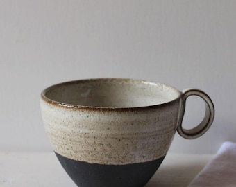 黒粘土のコーヒーカップ – 手作りの手描きセラミックカップ | カスタマイズ可能な素朴なドリンクウェア