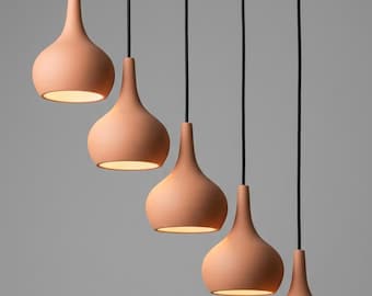 温かみのある現代的なダイニングスペースにぴったりの手作りセラミックベルシャンデリア – Naaya MINI BELL