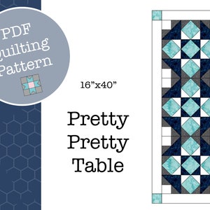 Könnte beinhalten: PDF-Quiltmuster für einen "Pretty Pretty Table"-Läufer, der 40,6 cm x 101,6 cm misst. Das Muster zeigt ein geometrisches Design mit blauem, grauem und weißem Stoff.