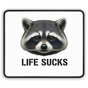 Puede incluir: Un juego de tres tazas de cerámica con un acabado moteado y mate. Las tazas son de color crema, gris claro y gris oscuro. Cada taza tiene un diseño simple y minimalista y un asa redondeada.