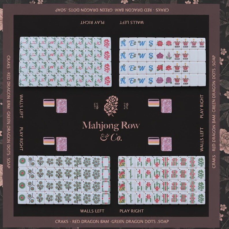 以下が含まれることがあります： Mahjong Row & Co.のゲームマット。カラフルなシンボル、数字、文字が描かれた白い牌が4つのセクションに分かれて配置されています。暗い背景には花柄、ゲームプレイ用のラベル、中央にブランド名が記されています。
