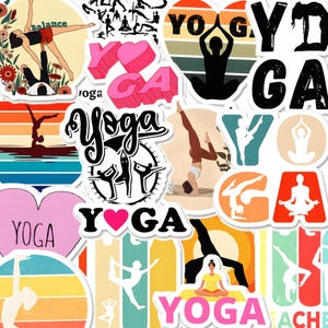 Puede incluir: Una colección de pegatinas con temática de yoga. Las pegatinas presentan varias posturas de yoga, la palabra "Yoga" en diferentes fuentes y formas de corazón. La paleta de colores incluye rosa, naranja, amarillo y azul.
