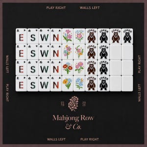 Peut inclure: Un ensemble de tuiles de Mahjong blanches dispos&eacute;es en grille, avec les lettres directionnelles E, S, W, N, des illustrations florales color&eacute;es et des tuiles Joker avec des ours. Le texte Mahjong Row & Co. figure en dessous.